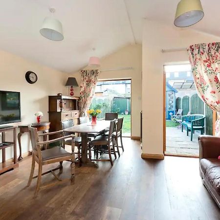 Lovely Three Bedroomed House, Parking 2 Cars 런던 외부 사진