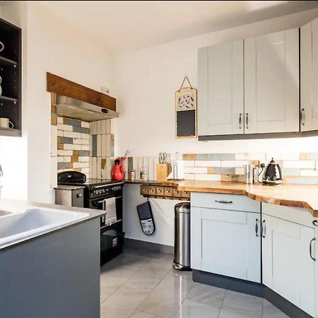Lovely Three Bedroomed House, Parking 2 Cars 런던 외부 사진