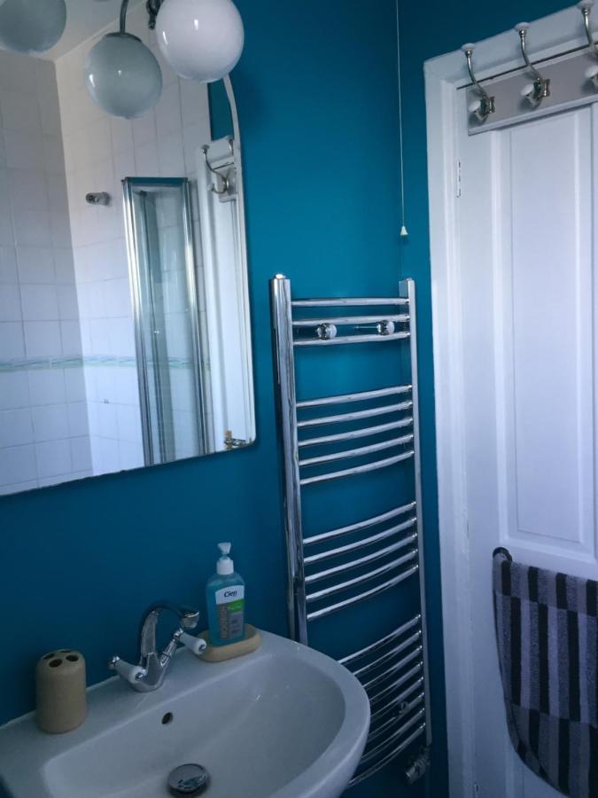 Lovely Three Bedroomed House, Parking 2 Cars 런던 외부 사진