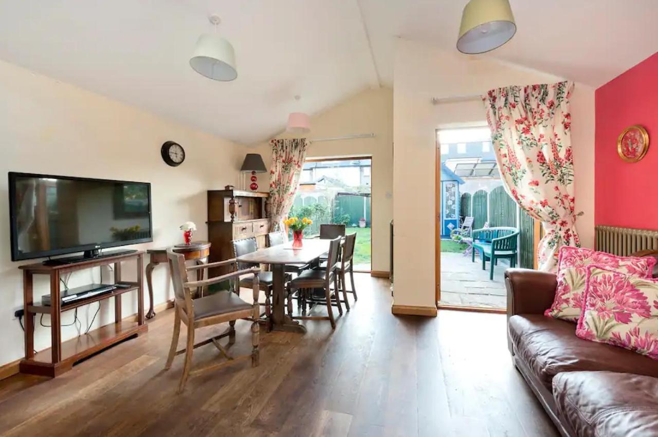 Lovely Three Bedroomed House, Parking 2 Cars 런던 외부 사진