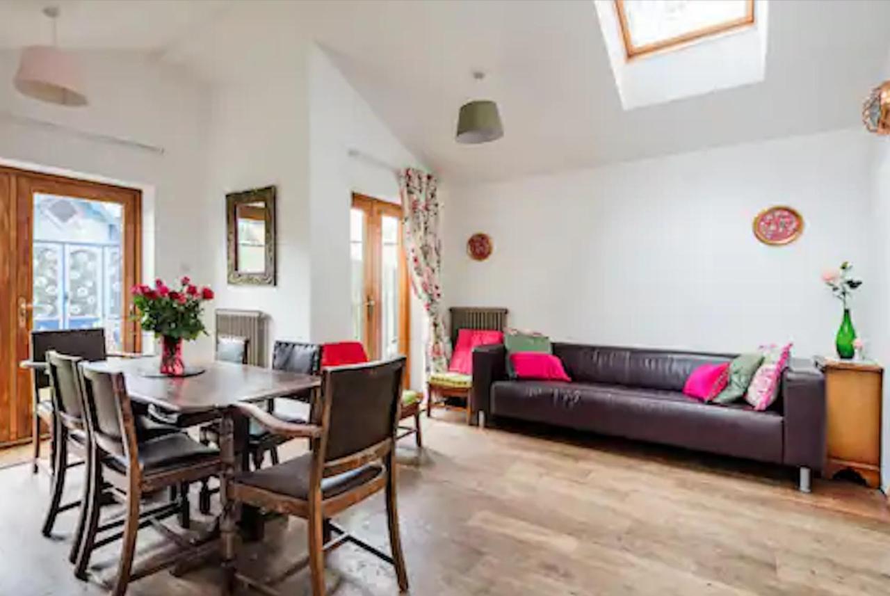 Lovely Three Bedroomed House, Parking 2 Cars 런던 외부 사진