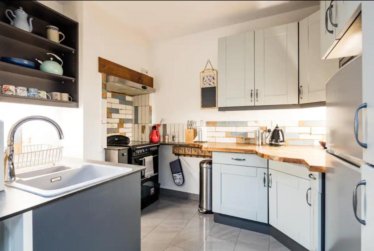 Lovely Three Bedroomed House, Parking 2 Cars 런던 외부 사진