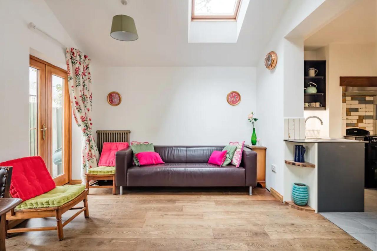 Lovely Three Bedroomed House, Parking 2 Cars 런던 외부 사진