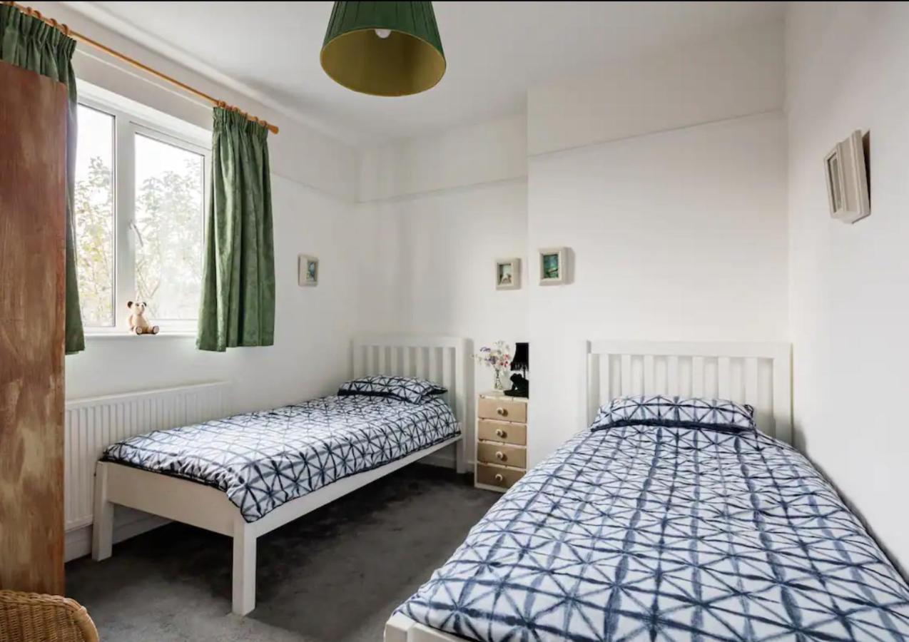 Lovely Three Bedroomed House, Parking 2 Cars 런던 외부 사진