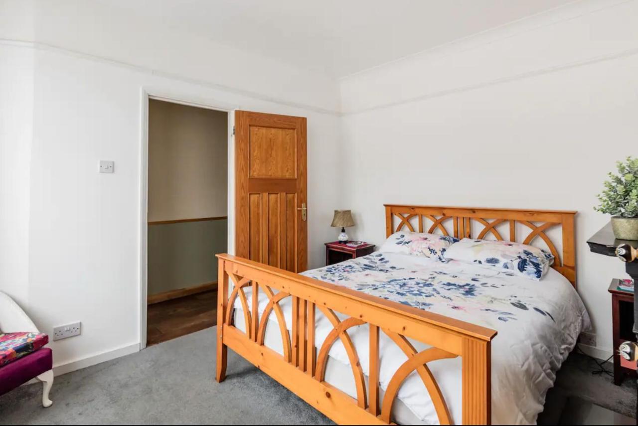 Lovely Three Bedroomed House, Parking 2 Cars 런던 외부 사진
