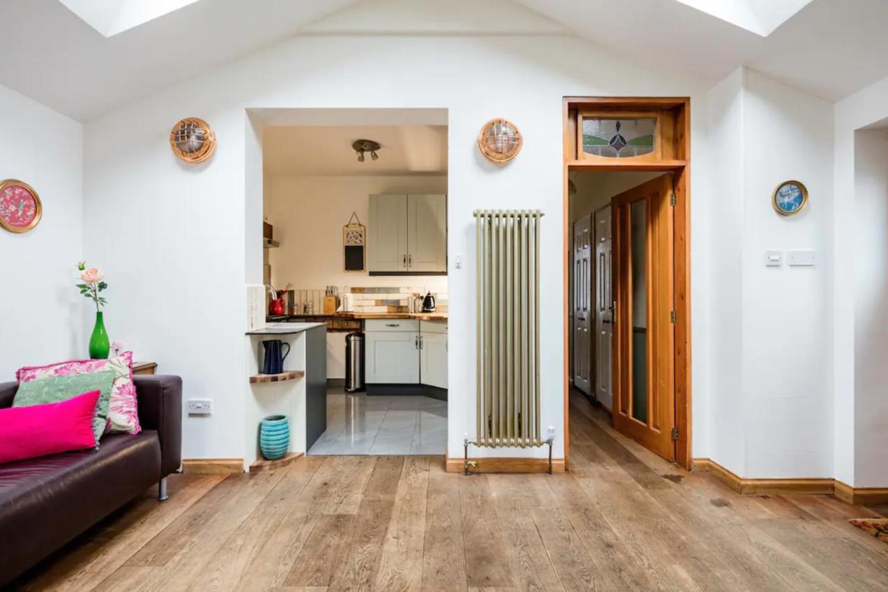 Lovely Three Bedroomed House, Parking 2 Cars 런던 외부 사진