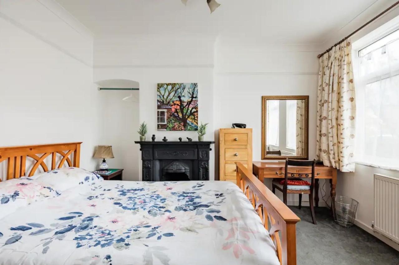 Lovely Three Bedroomed House, Parking 2 Cars 런던 외부 사진