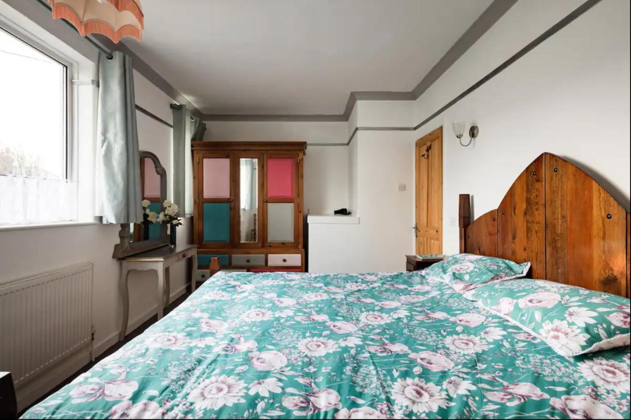 Lovely Three Bedroomed House, Parking 2 Cars 런던 외부 사진