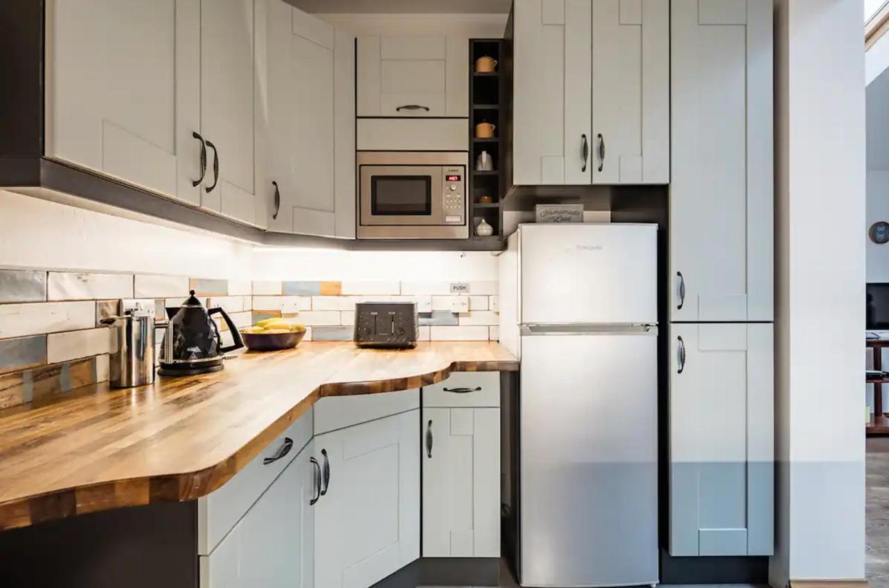 Lovely Three Bedroomed House, Parking 2 Cars 런던 외부 사진