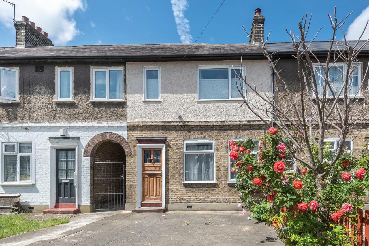 Lovely Three Bedroomed House, Parking 2 Cars 런던 외부 사진