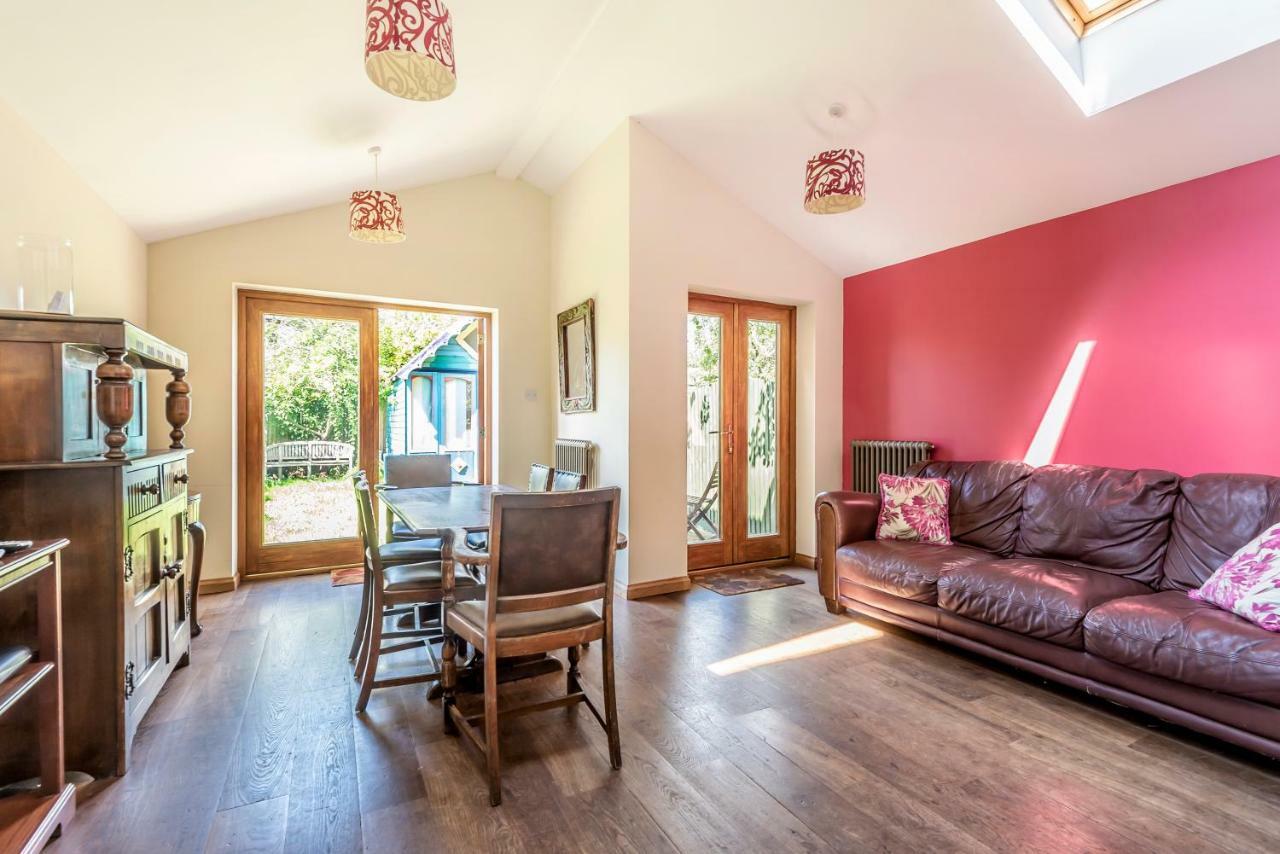 Lovely Three Bedroomed House, Parking 2 Cars 런던 외부 사진