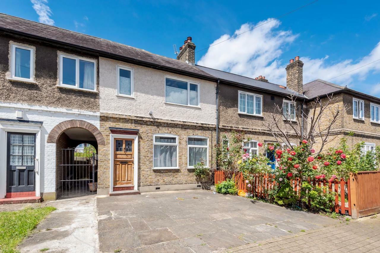Lovely Three Bedroomed House, Parking 2 Cars 런던 외부 사진
