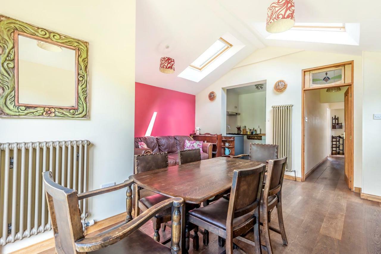 Lovely Three Bedroomed House, Parking 2 Cars 런던 외부 사진